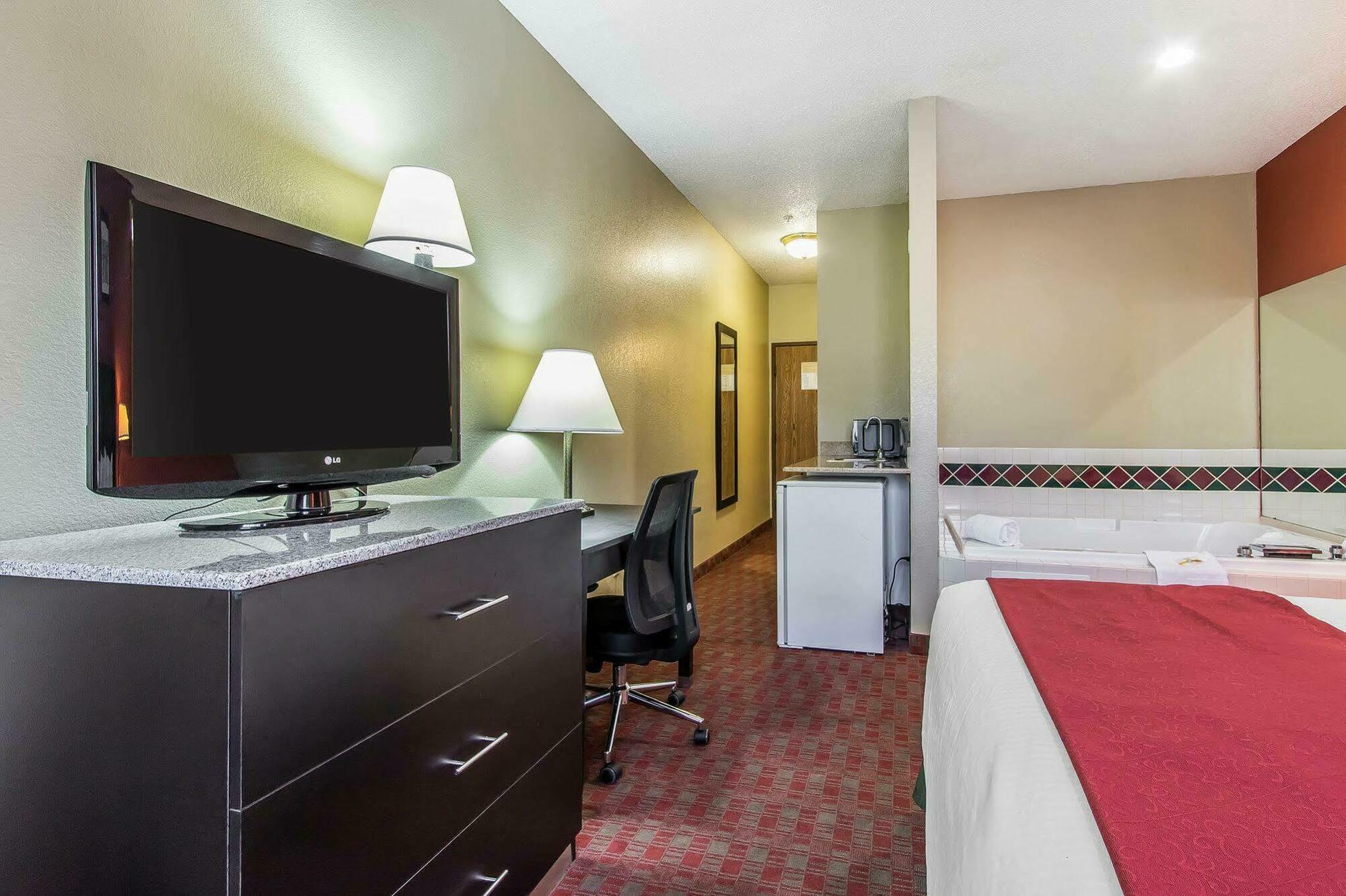 Quality Inn & Suites La Vergne Exterior photo
